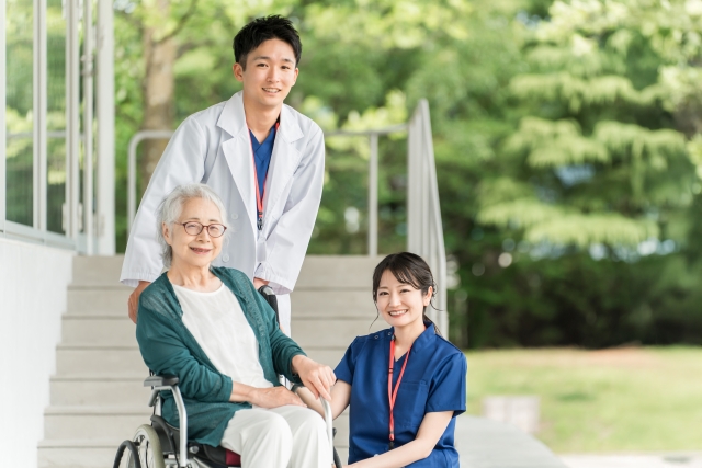 高齢者女性とそのサポートをする介護士